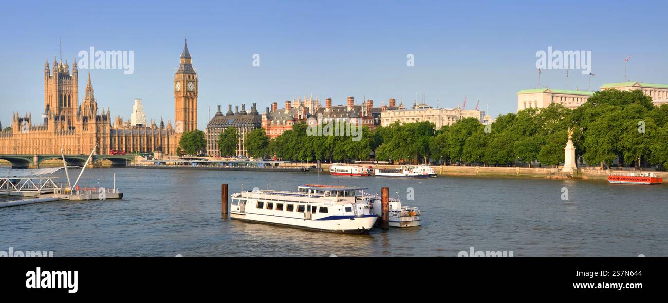 London, Vereinigtes Königreich - 17. Juli 2013; Thames Embankment, Big Ben und Houses of Parliament an einem schönen Sommertag, Vereinigtes Königreich Stockfoto