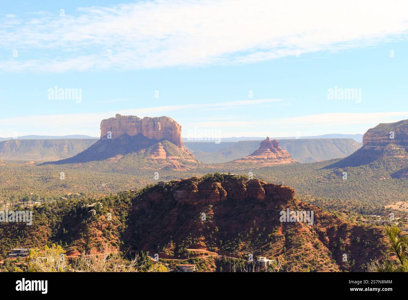 Sedona, AZ, USA - 19. Januar 2025 - Felsformationen, Hügel und Pflanzenwelt auf einer Wanderung um Sedona Arizona. - Sedona ist eine Wüstenstadt in Arizona bei Flagsta Stockfoto