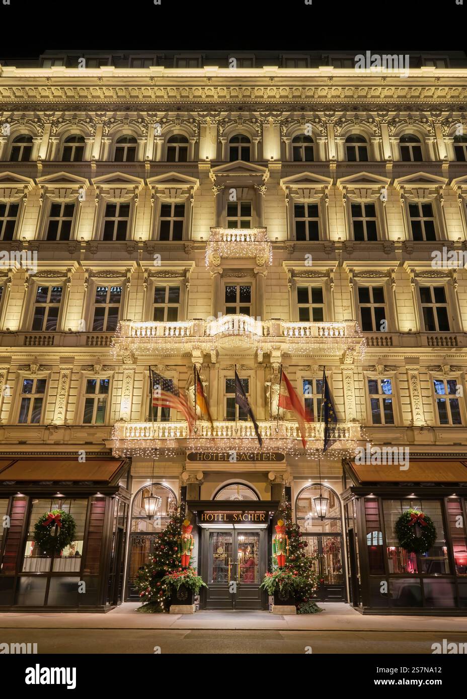 Wien Österreich - 22. November 2024: Das berühmte Hotel Sacher leuchtet nachts mit Weihnachtsdekoration am Eingang. Stockfoto