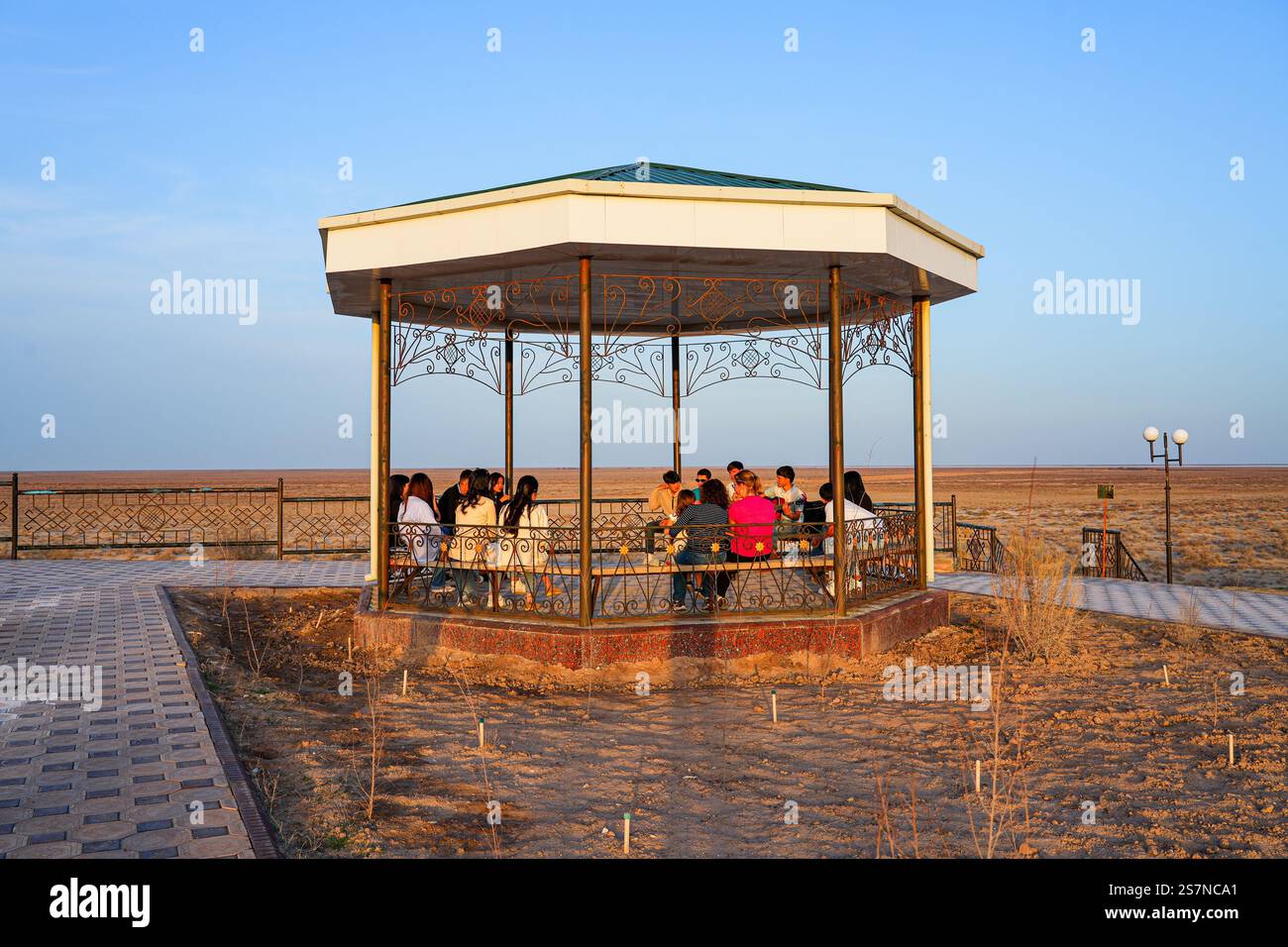 Bandstand in Moynaq (Karakalpakstan, Usbekistan), auf einer Plattform über dem alten Ufer des Aralmeeres Stockfoto