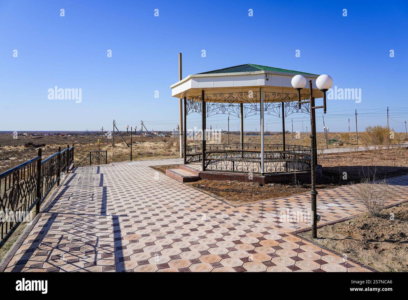 Bandstand in Moynaq (Karakalpakstan, Usbekistan), auf einer Plattform über dem alten Ufer des Aralmeeres Stockfoto
