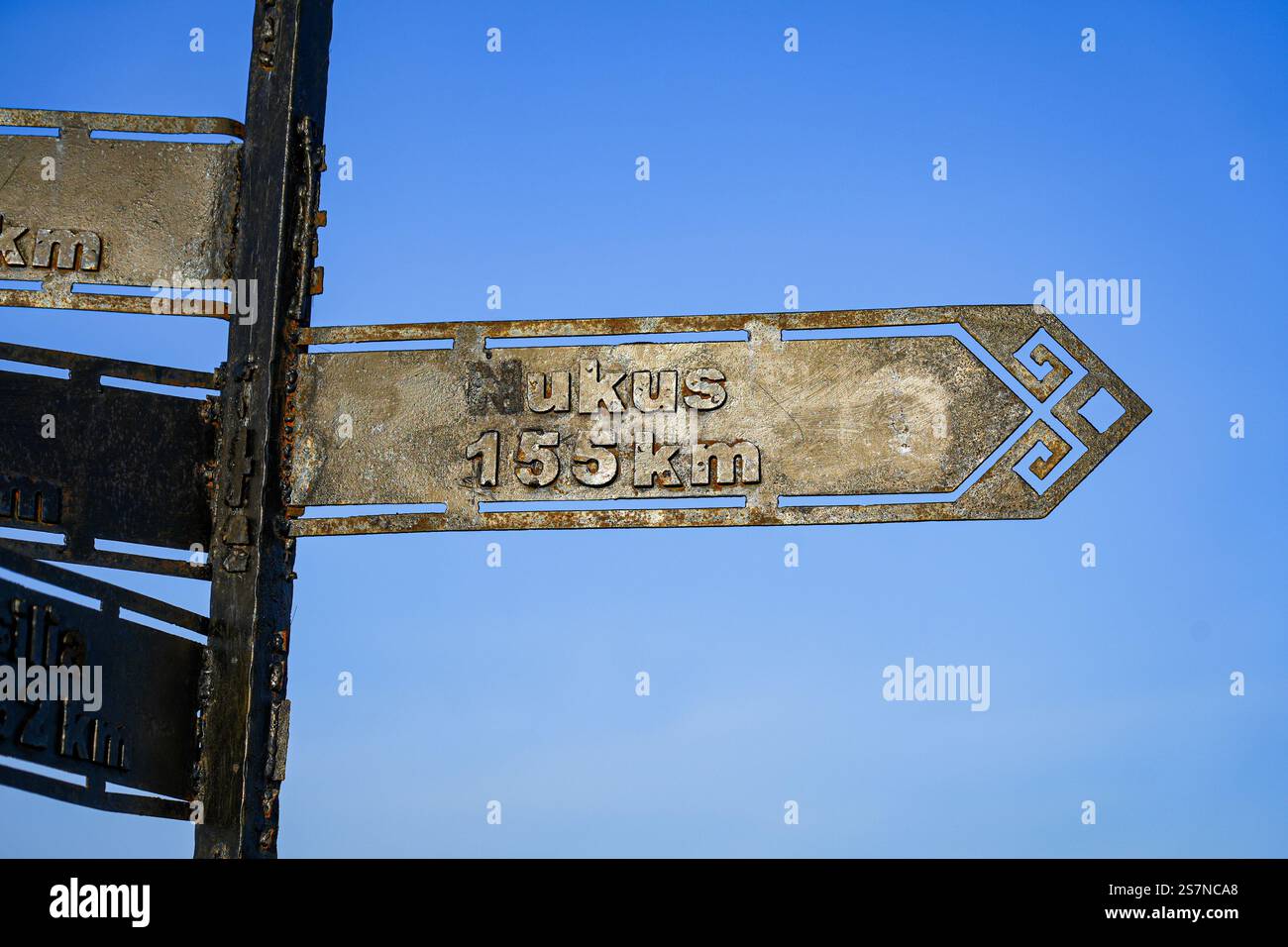 Wegweiser zur Orientierung an mehreren Zielen auf einem Blick über dem alten Ufer des Aral-Meeres in Moynaq, Karakalpakstan, Usbekistan Stockfoto
