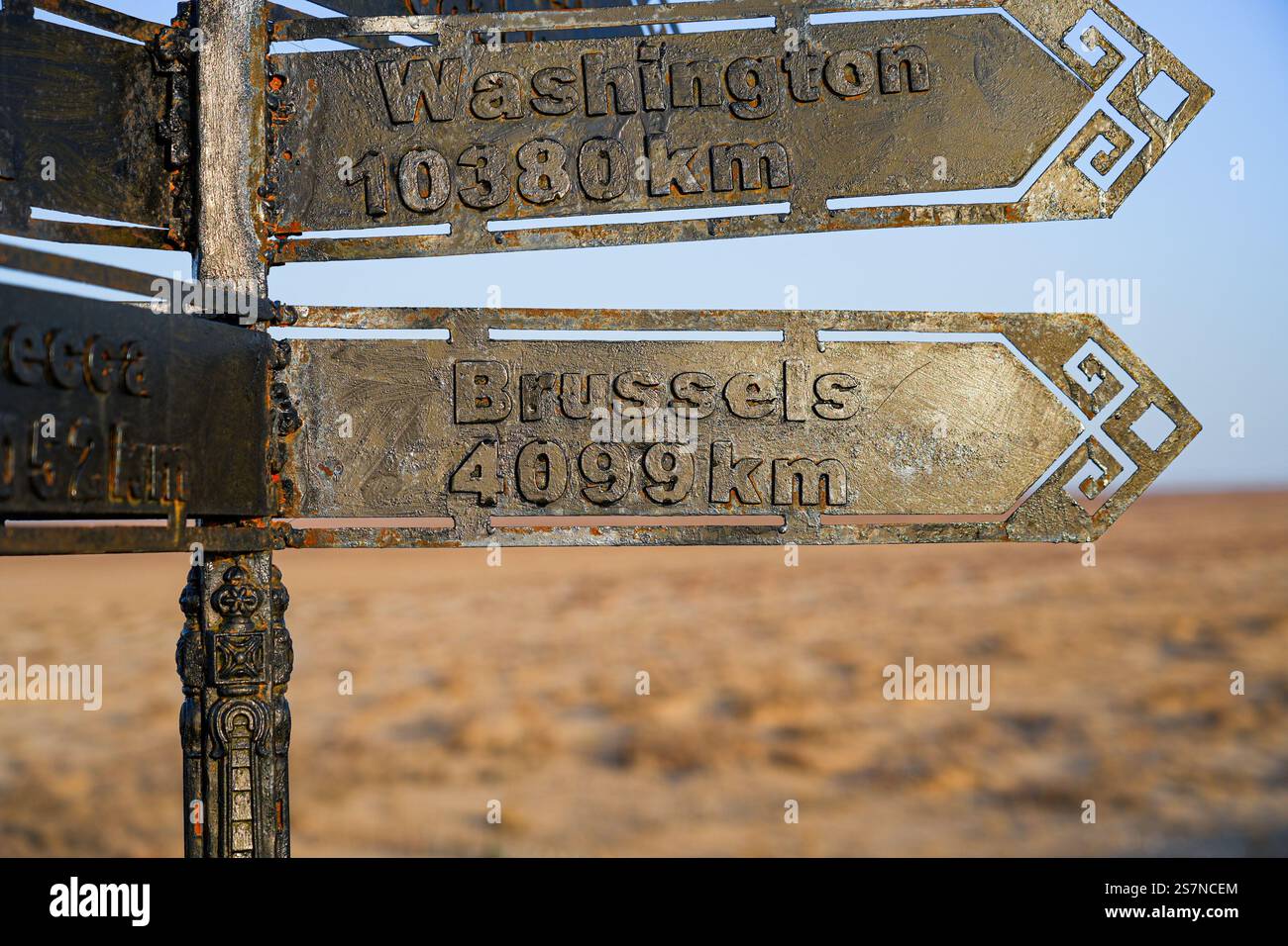Wegweiser zur Orientierung an mehreren Zielen auf einem Blick über dem alten Ufer des Aral-Meeres in Moynaq, Karakalpakstan, Usbekistan Stockfoto
