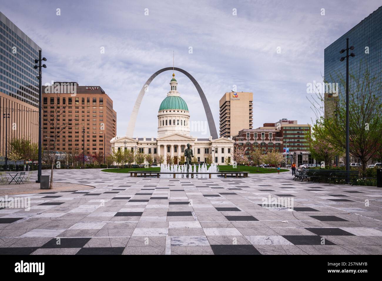 St. Louis, MO USA - 10. April 2019: Gateway Arch National Park ist ein Nationalpark der Vereinigten Staaten in der Nähe des Startpunkts des Lewis an Stockfoto