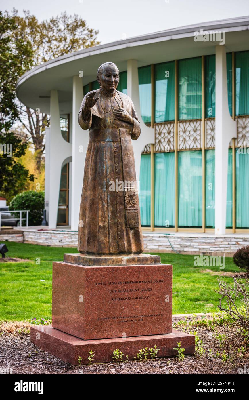 St. Louis, MO USA - 12. April 2019: Statue zum Gedenken an Papst Johannes Paul II. Stockfoto