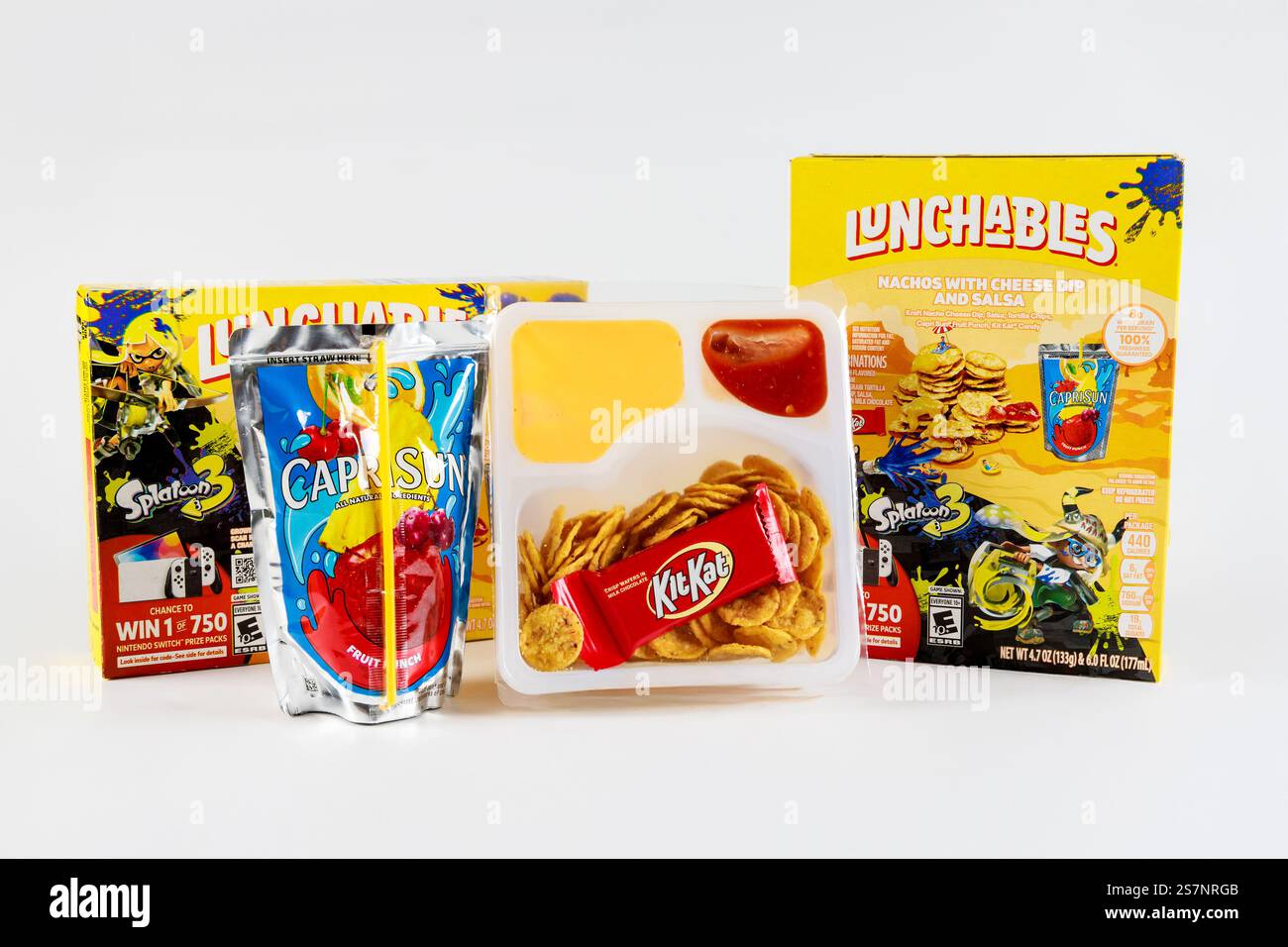 Lunchables-Mahlzeit-Set mit Käse-Dip, Pommes Frites und Fruchtgetränk auf weißem Hintergrund Stockfoto