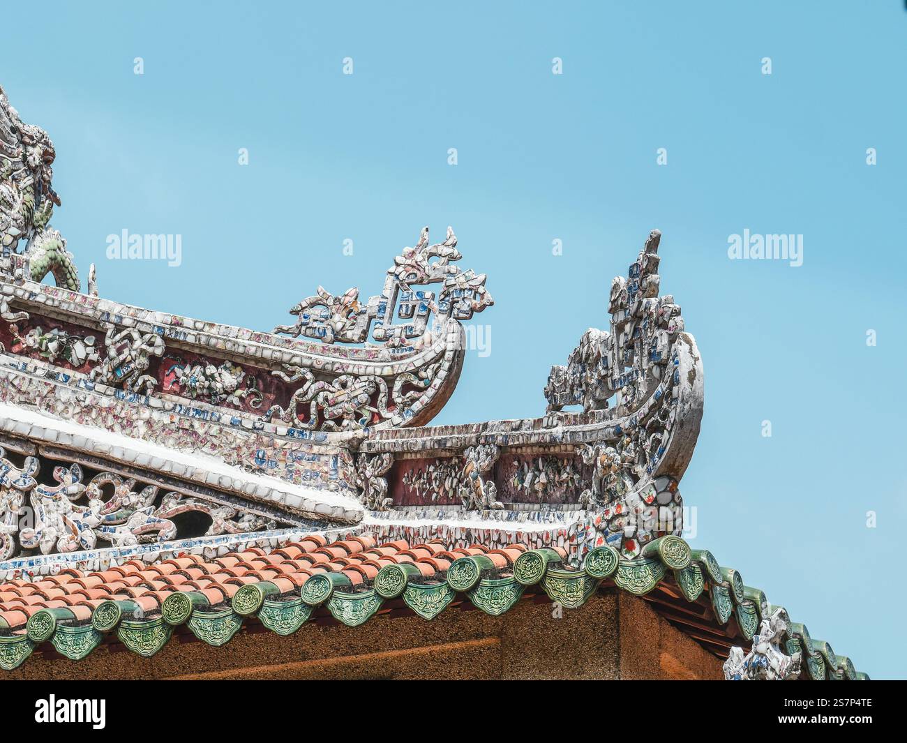 Ein Tempel mit geschwungenen Dächern, komplizierten Reliefs und antiken Keramikfragmenten, die Kunst, kulturelles Erbe und spirituelle Hingabe zeigen. Stockfoto