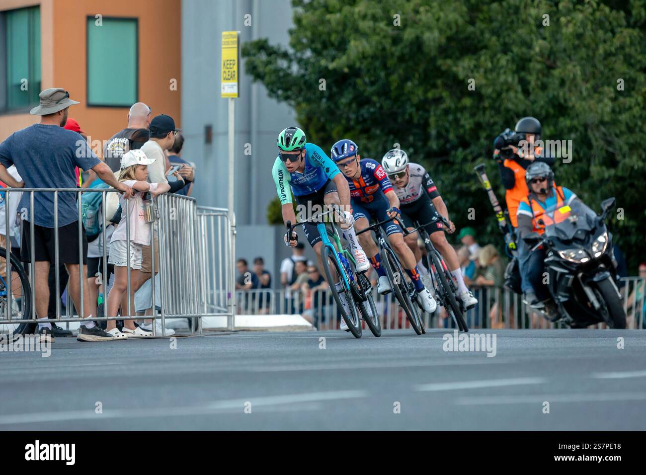Jordan Labrosse (Decathlon AG2R La Mondiale) führt die Auszeit entlang der East Terrace während der Mens Classic bei der Tour Down Under in Adelaide, SA. Stockfoto