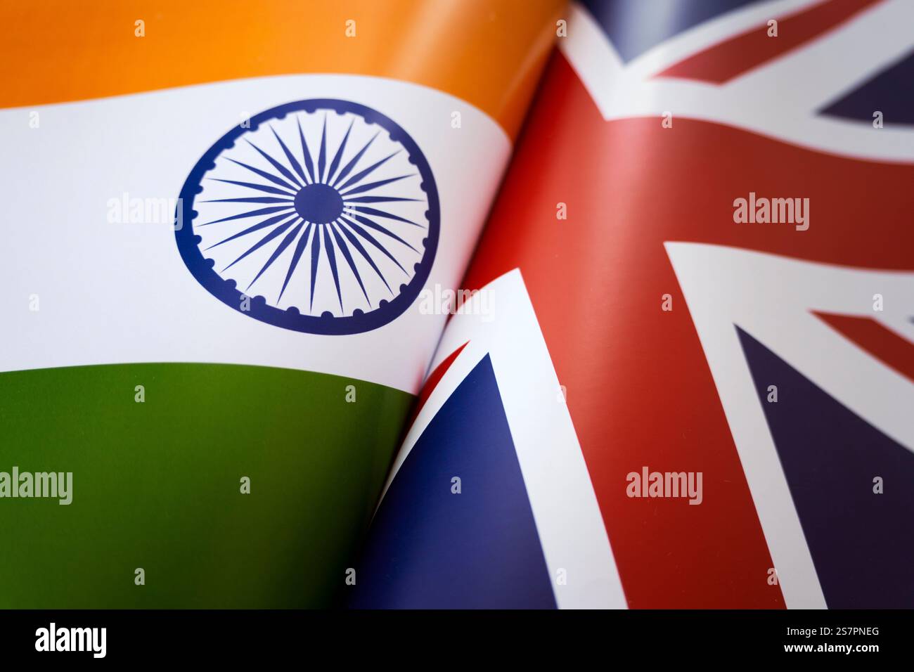 Die bunte Flagge großbritanniens und die Nationalflagge indiens schwenken. Makro Stockfoto