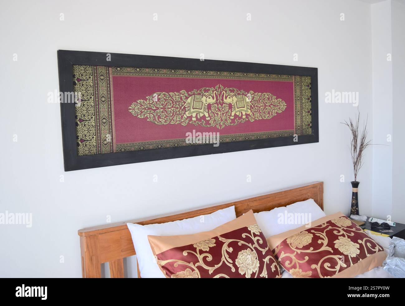 Inneneinrichtung des Hotelzimmers in Bangkok mit Bett- und Wanddekor. Stockfoto