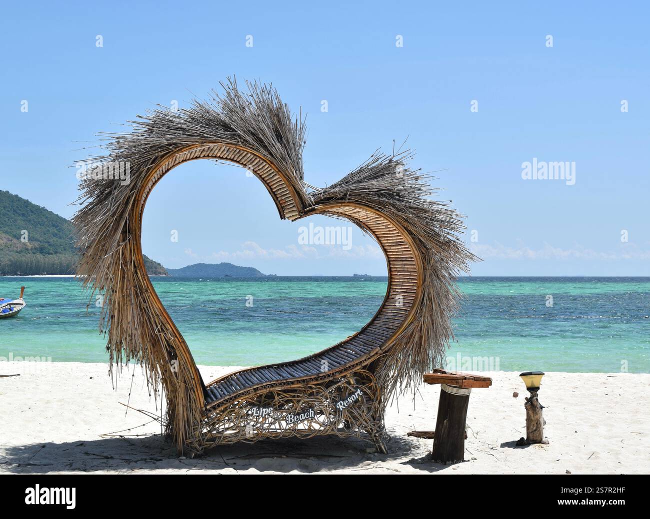 Folgen Sie Ihrer Herzdekoration am Thai Beach. Stockfoto