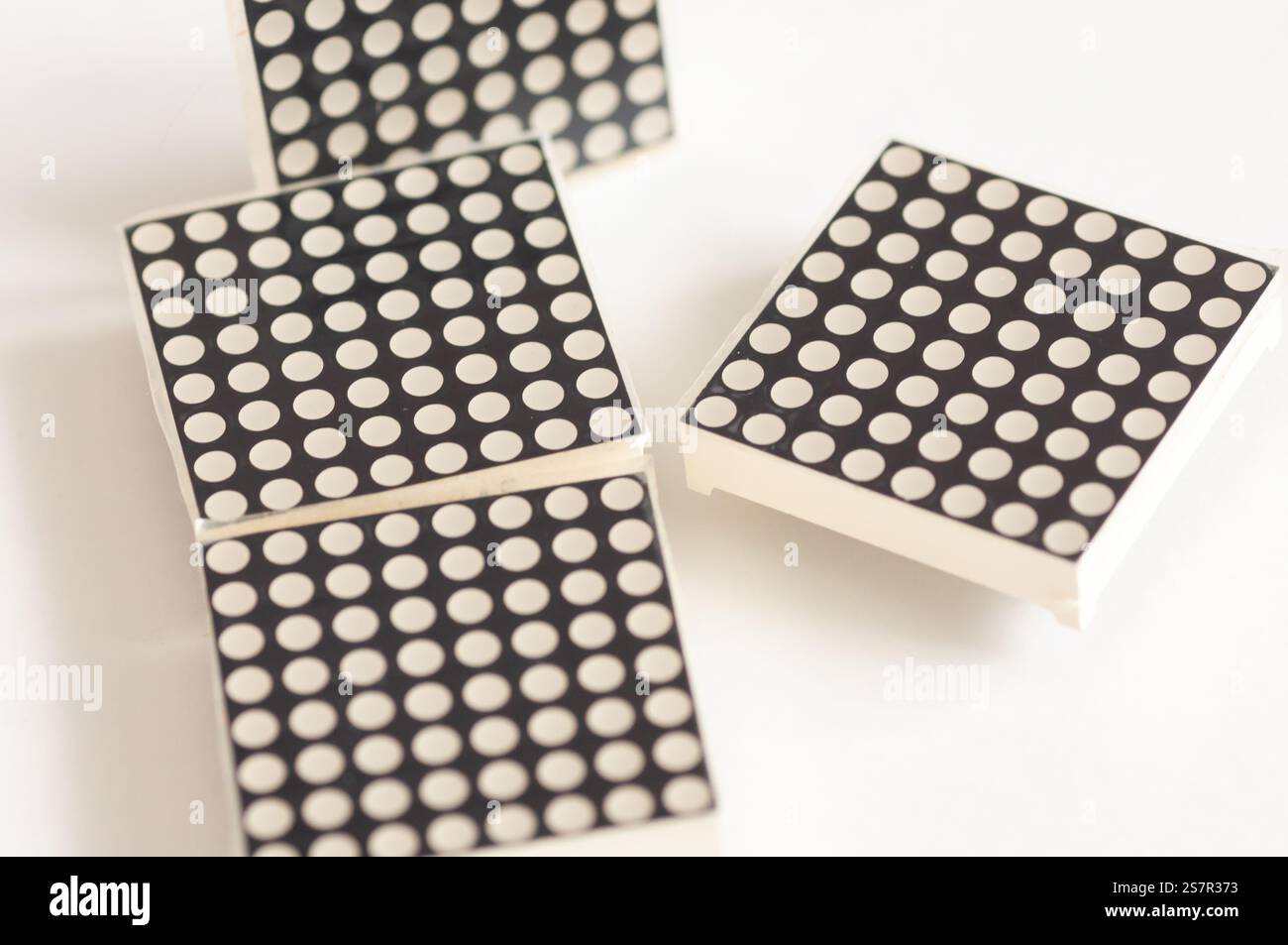 8x8-LED-Matrix. Zusammensetzung der LED-Matrix auf isoliertem weißem Hintergrund. Stockfoto
