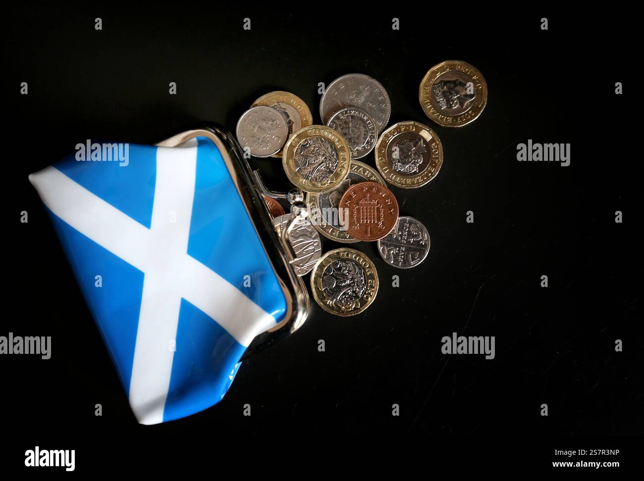 Aktenfoto vom 04/18 von Münzen in einer Saltyre-Tasche. Die Arbeitnehmer in London verdienen bis September das, was die Menschen in Schottland in einem Jahr verdienen, wie ein Bericht des Think Tank Centre for Cities herausgefunden hat. Der Bericht stellte fest, dass die durchschnittlichen Jahresgehälter in London nun 13.800 £ über dem Durchschnittsgehalt der schottischen Arbeiter liegen. Ausgabedatum: Montag, 20. Januar 2025. Stockfoto