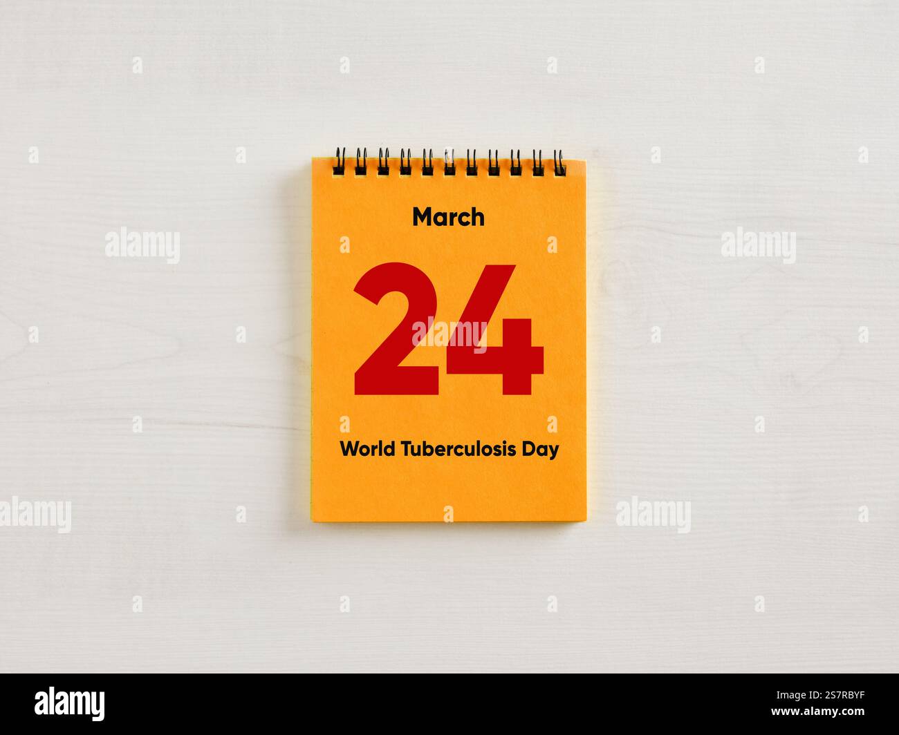 Orangefarbener Tischkalender, der den 24. März für den Welttagstag der Tuberkulose zeigt, auf weißem Holzhintergrund Stockfoto