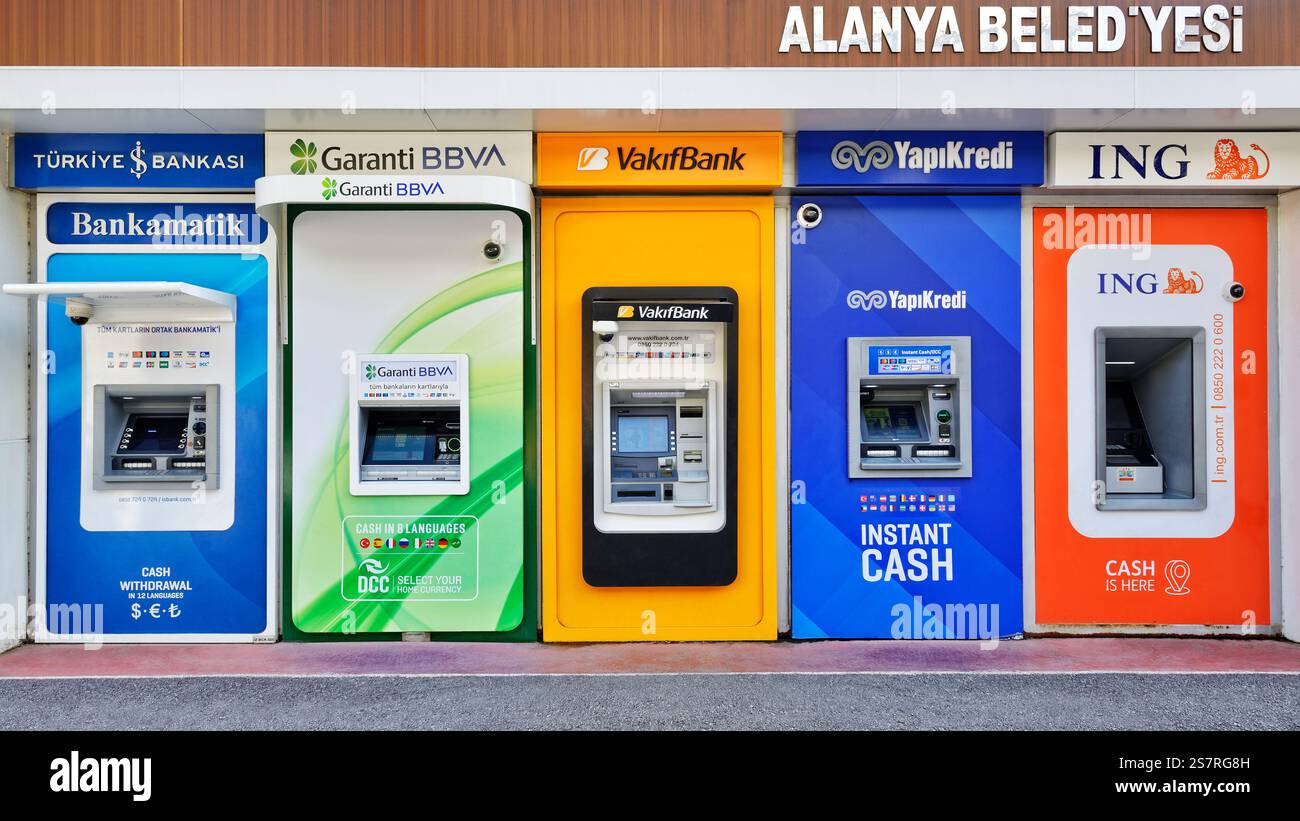 Geldautomaten, Alanya, Türkei. Geldautomaten für Ferienorte, die Touristen Zugang zu Bargeld bieten. Stockfoto
