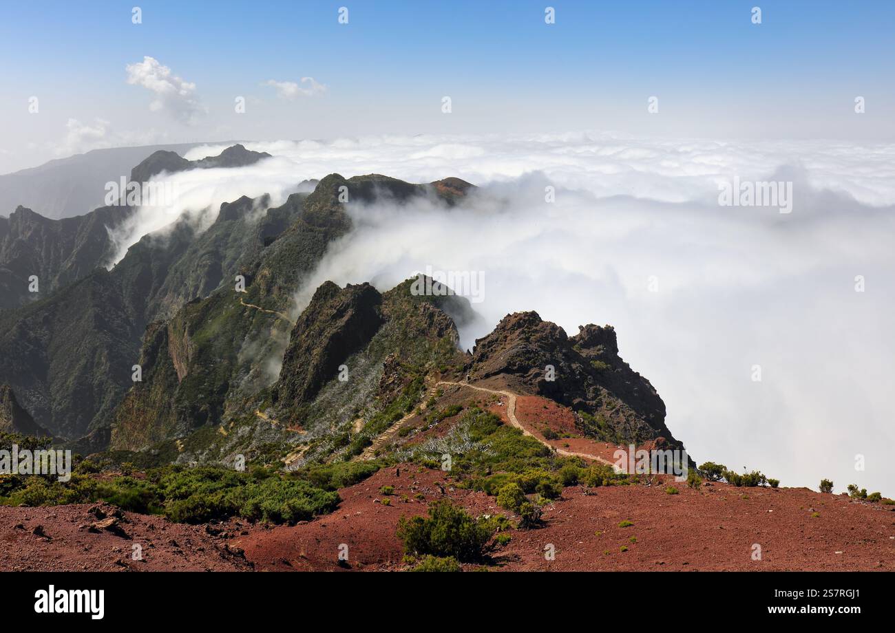 Bei einer Wanderung auf dem Pico Ruivo Mountain Trail in Madeira, Portugal, könnt ihr einen Blick auf eine Wolkeninversion werfen Stockfoto