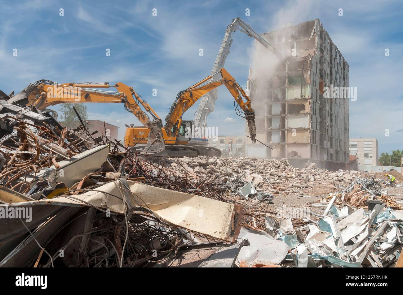 Rückbaustelle. Stapel von Stahlbetonabfällen und Schrott. 3 LIEBHERR-Hydraulikbagger mit Brecher und Schaufel. Stockfoto