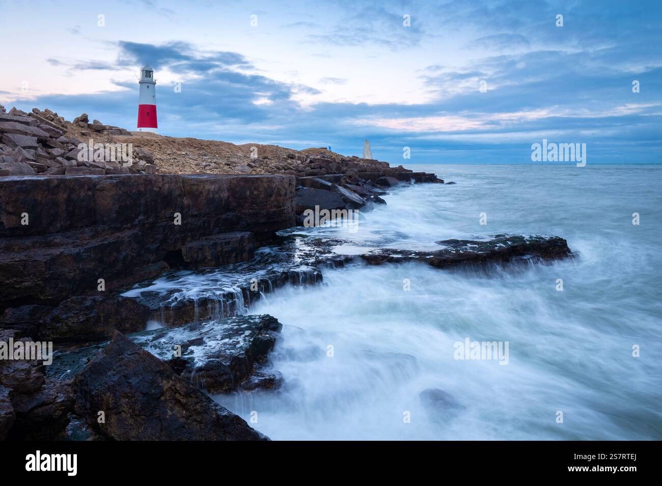 Blick auf den Portland Bill Lighthouse zur blauen Stunde. Isle of Portland, Dorset, Vereinigtes Königreich, Nordeuropa. Stockfoto