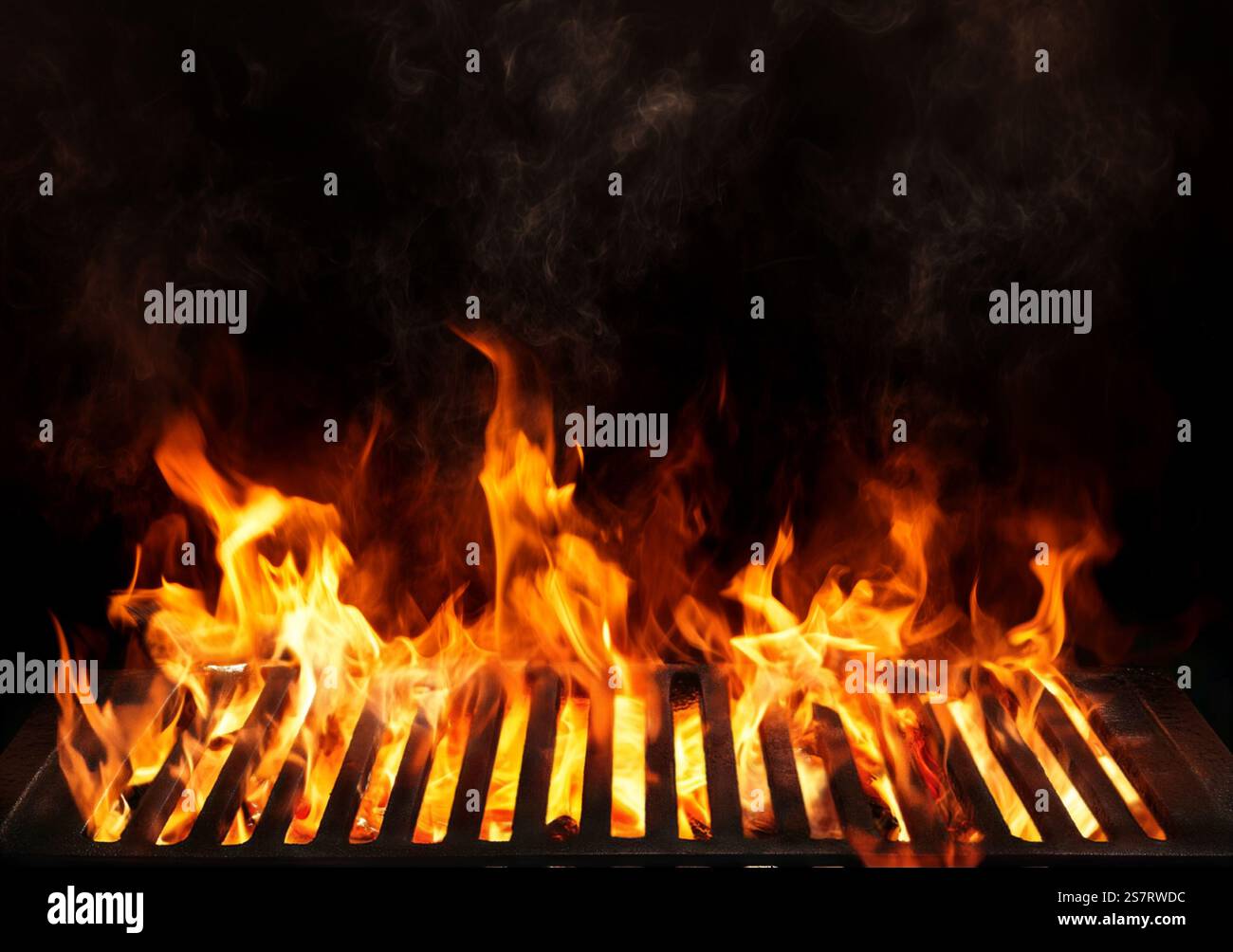 Barbecue BBQ Grill mit flammendem Feuer und Holzkohle auf schwarzem Hintergrund Stockfoto