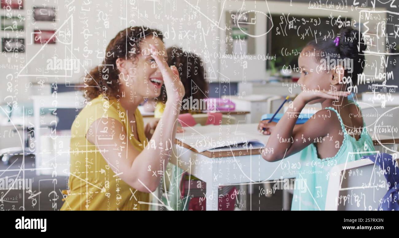 Bild mathematischer Gleichungen über birassische Lehrerin mit verschiedenen Schülern Stockfoto