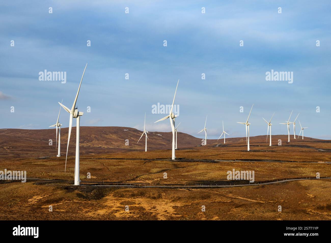 Ein Bild des Windparks Creag Riabhach im Nordwesten Schottlands in der Nähe der Siedlung Altnaharra, Sutherland. Stockfoto