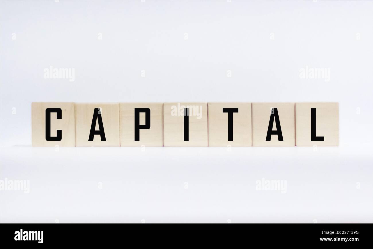 Ein Symbol für Verlust oder Veräußerungsgewinn. Das konzeptionelle Wort CAPITAL auf Holzblöcken und weißem Hintergrund. Ein Ort zum Kopieren. Stockfoto