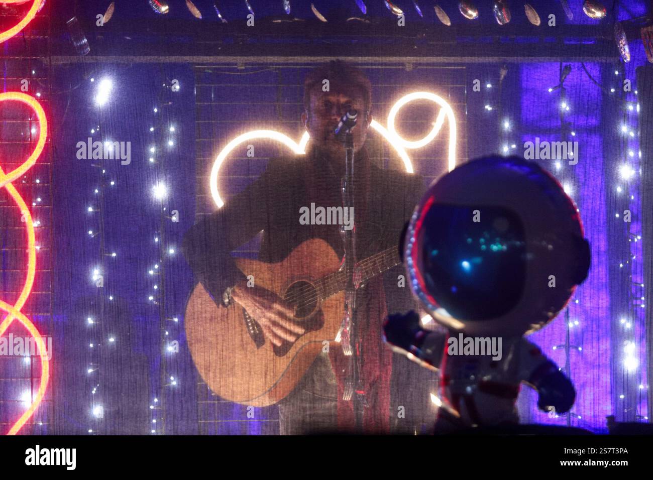 Valencia, Spanien, 18. Januar 2025, Manolo García während seines Konzerts in La Fonteta in Valencia zugunsten der Betroffenen des DANA. Stockfoto