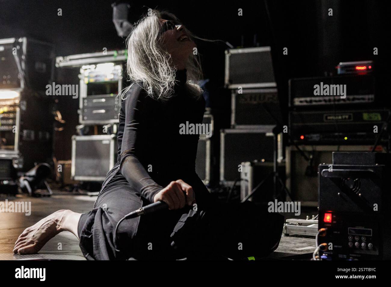 Breslau, Breslau, Polen. Januar 2025. Am 19. Januar 2025 nahm die Obscure Sphinx im Rahmen ihrer sehnsüchtig erwarteten polnischen Tour die Bühne im A2 Club in WrocÅ‚aw auf. Die Band lieferte eine faszinierende Performance und tauchte das Publikum in ihren düsteren, atmosphärischen Sound ein, der Doom und Post-Metal verbindet. Ihr Live-Ritual war voller roher Emotionen und mächtiger Energie, die die Menge in Ehrfurcht zurückließen. Die Show war eine atemberaubende Darstellung der Entwicklung der Band und ihrer Fähigkeit, Fans mit jedem note.in Bild zu fesseln: Zofia ''Wielebna'' Faras (Credit Image: © Krzysztof Zatycki/ZUMA Press Wire) ED Stockfoto