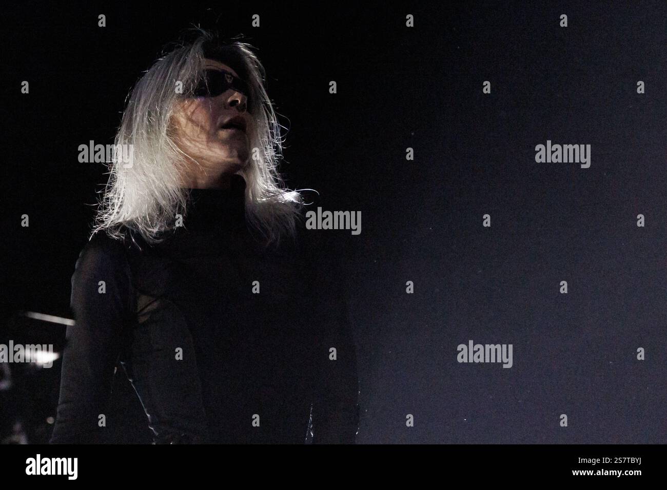 Breslau, Breslau, Polen. Januar 2025. Am 19. Januar 2025 nahm die Obscure Sphinx im Rahmen ihrer sehnsüchtig erwarteten polnischen Tour die Bühne im A2 Club in WrocÅ‚aw auf. Die Band lieferte eine faszinierende Performance und tauchte das Publikum in ihren düsteren, atmosphärischen Sound ein, der Doom und Post-Metal verbindet. Ihr Live-Ritual war voller roher Emotionen und mächtiger Energie, die die Menge in Ehrfurcht zurückließen. Die Show war eine atemberaubende Darstellung der Entwicklung der Band und ihrer Fähigkeit, Fans mit jedem note.in Bild zu fesseln: Zofia ''Wielebna'' Faras (Credit Image: © Krzysztof Zatycki/ZUMA Press Wire) ED Stockfoto