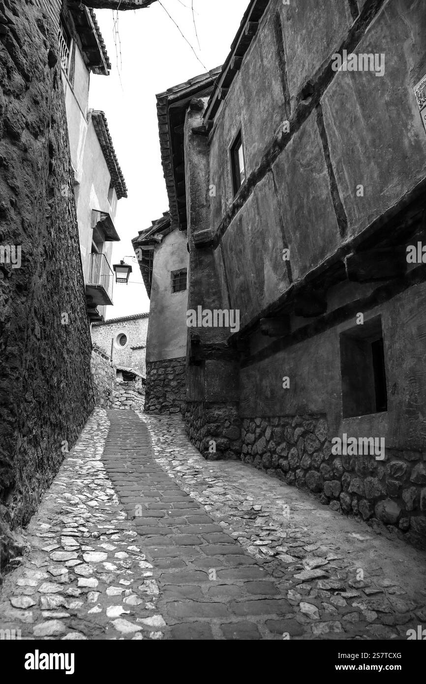 Enge Straße mit schönen alten Häusern in Albarracin Stadt, Teruel, Spanien Stockfoto