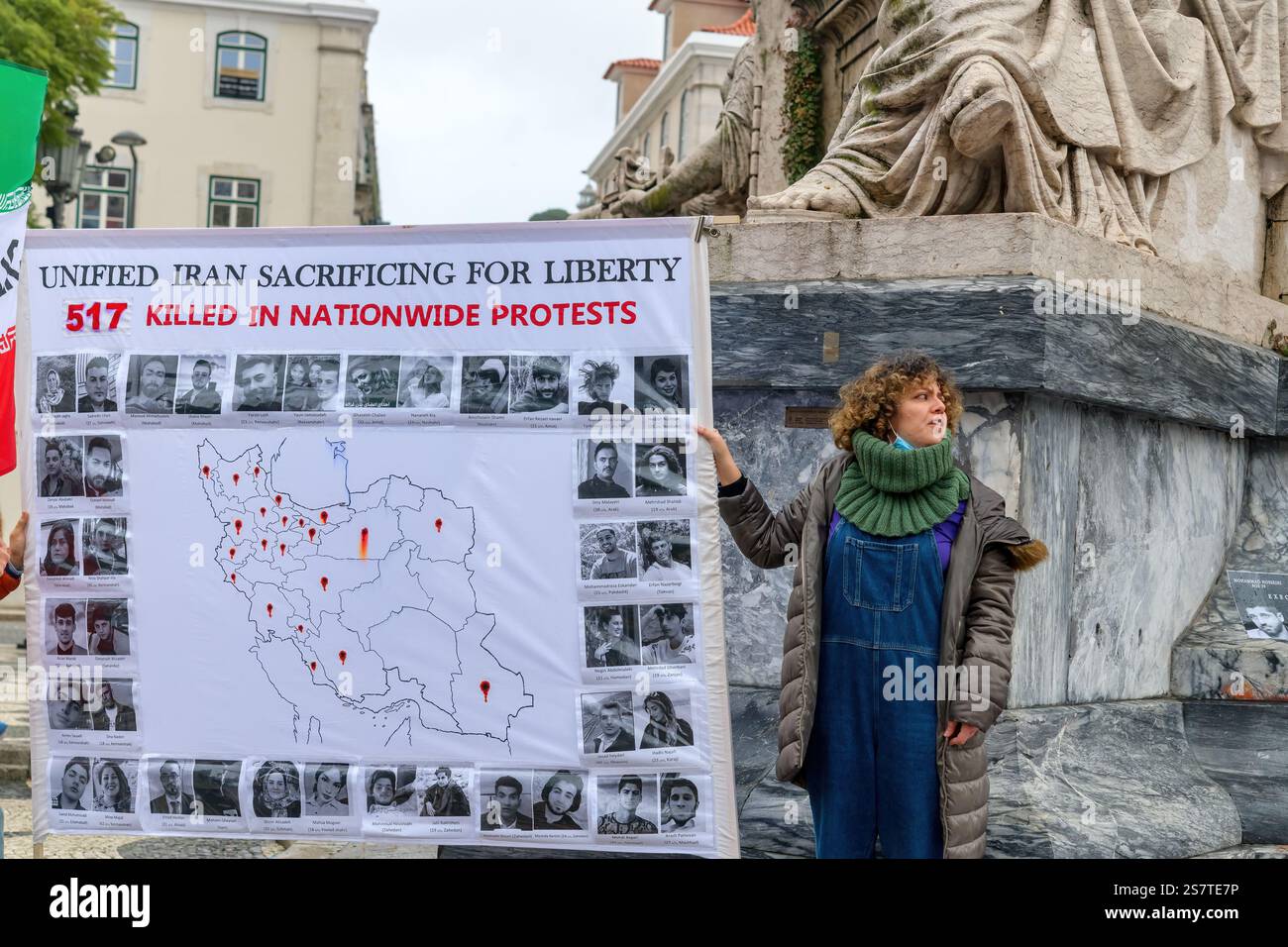 Eine Frau hält ein Schild mit einer Karte des Iran während eines Protests gegen die Morde im Iran nach dem Mord an Mahsa Amini. Auf der Karte wird der Ort hervorgehoben Stockfoto