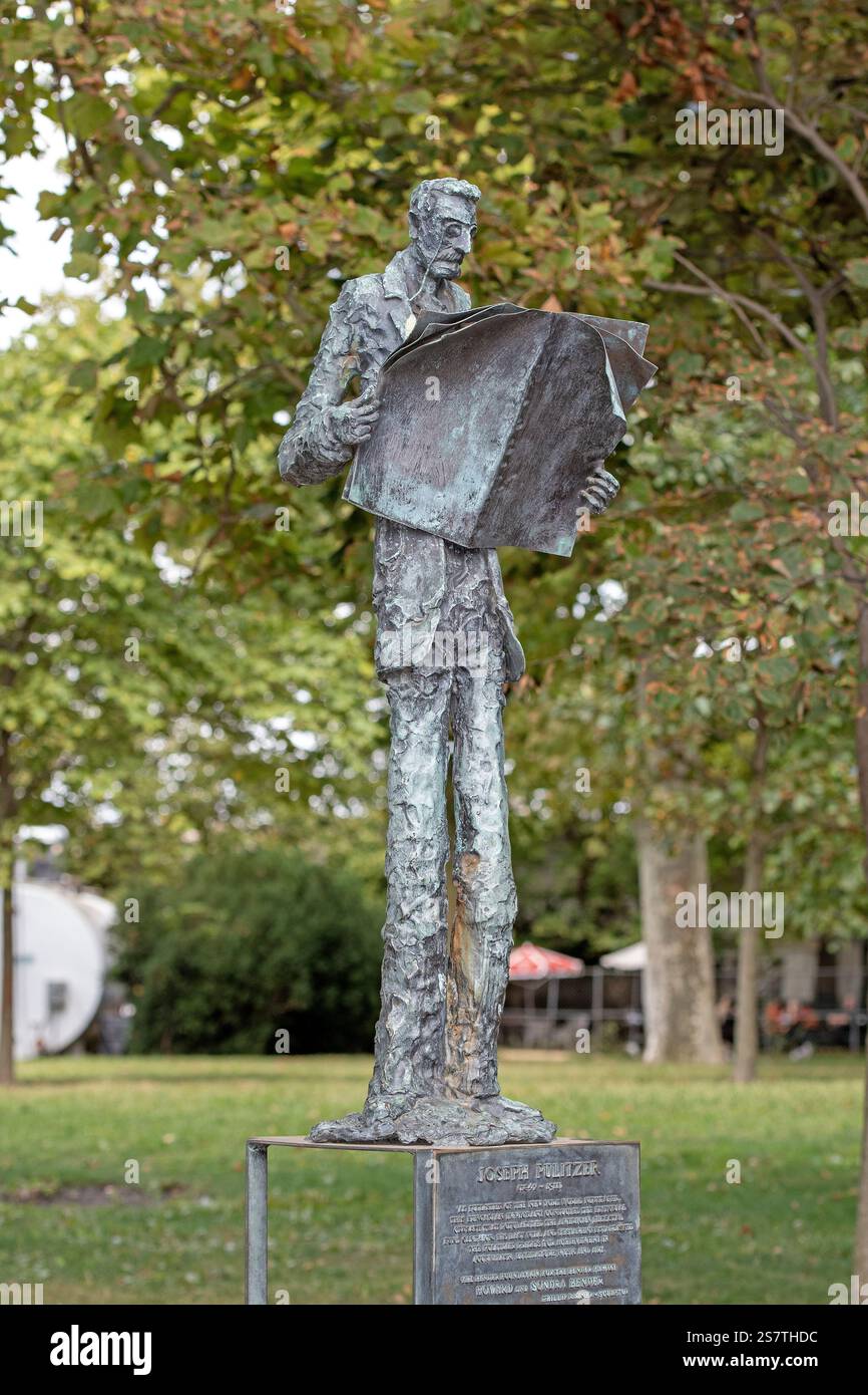 Bronzestatue des ungarischen Journalisten und Verlegers Joseph Pulitzer (1847–1911) von Phillip Ratner, Liberty Island, New York City, USA Stockfoto