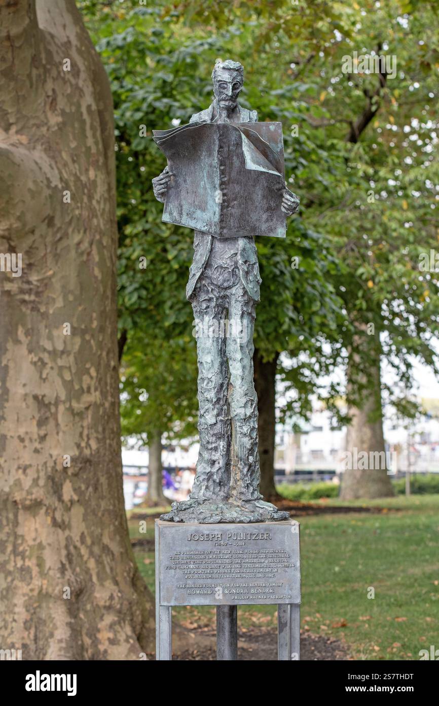 Bronzestatue des ungarischen Journalisten und Verlegers Joseph Pulitzer (1847–1911) von Phillip Ratner, Liberty Island, New York City, USA Stockfoto