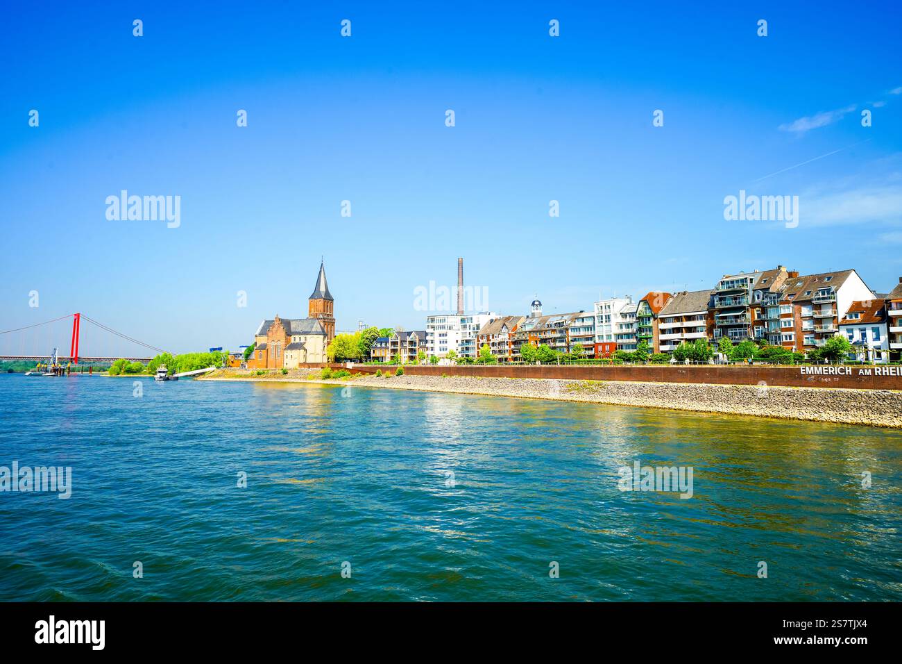 Blick auf die Landschaft und die Stadt am Rhein bei Emmerich am Rhein. Stockfoto