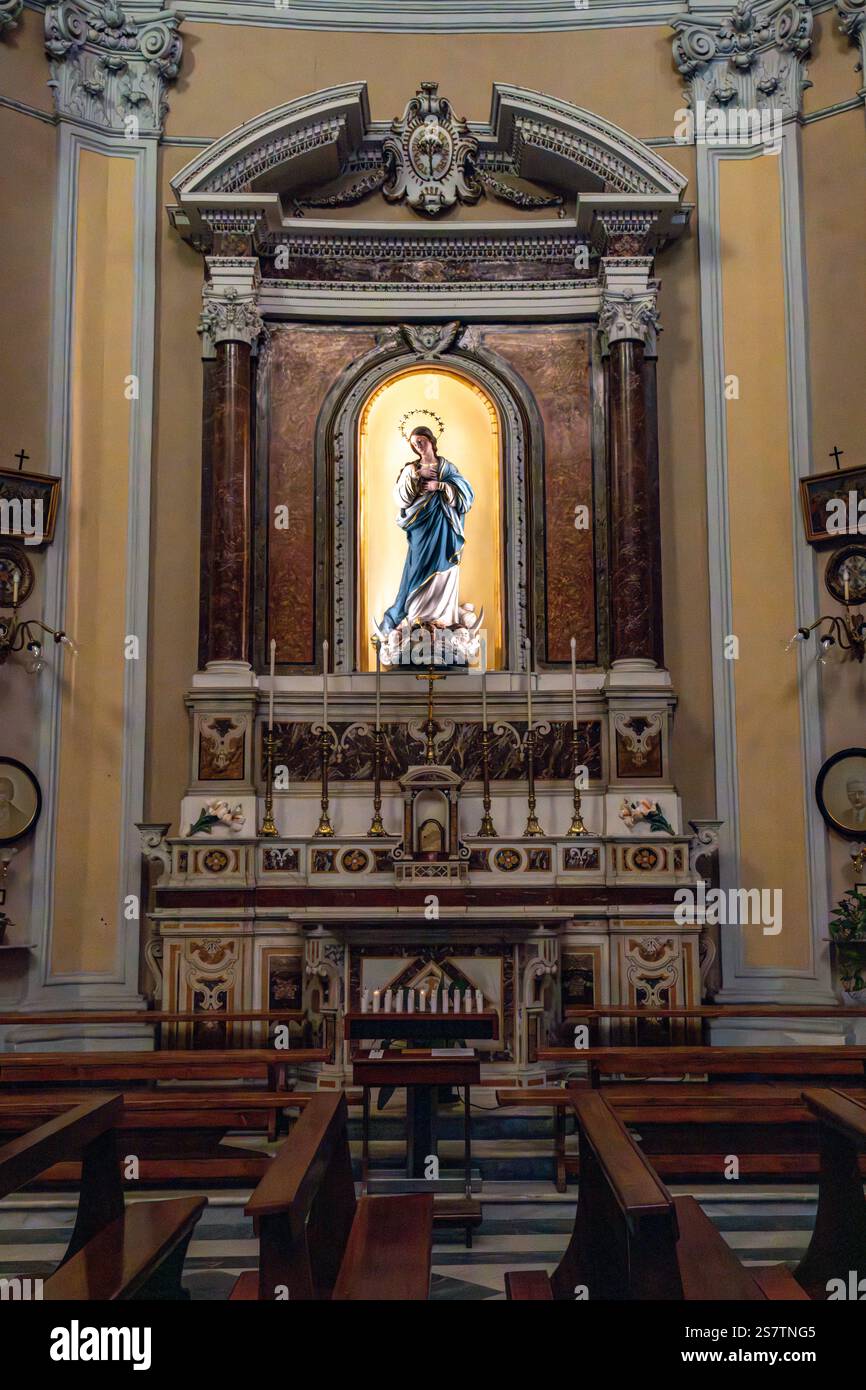 Eine Statue der Jungfrau Maria in einer Seitenkapelle der Kirche San Francesco di'Assisi in Sorrent, Italien. Stockfoto