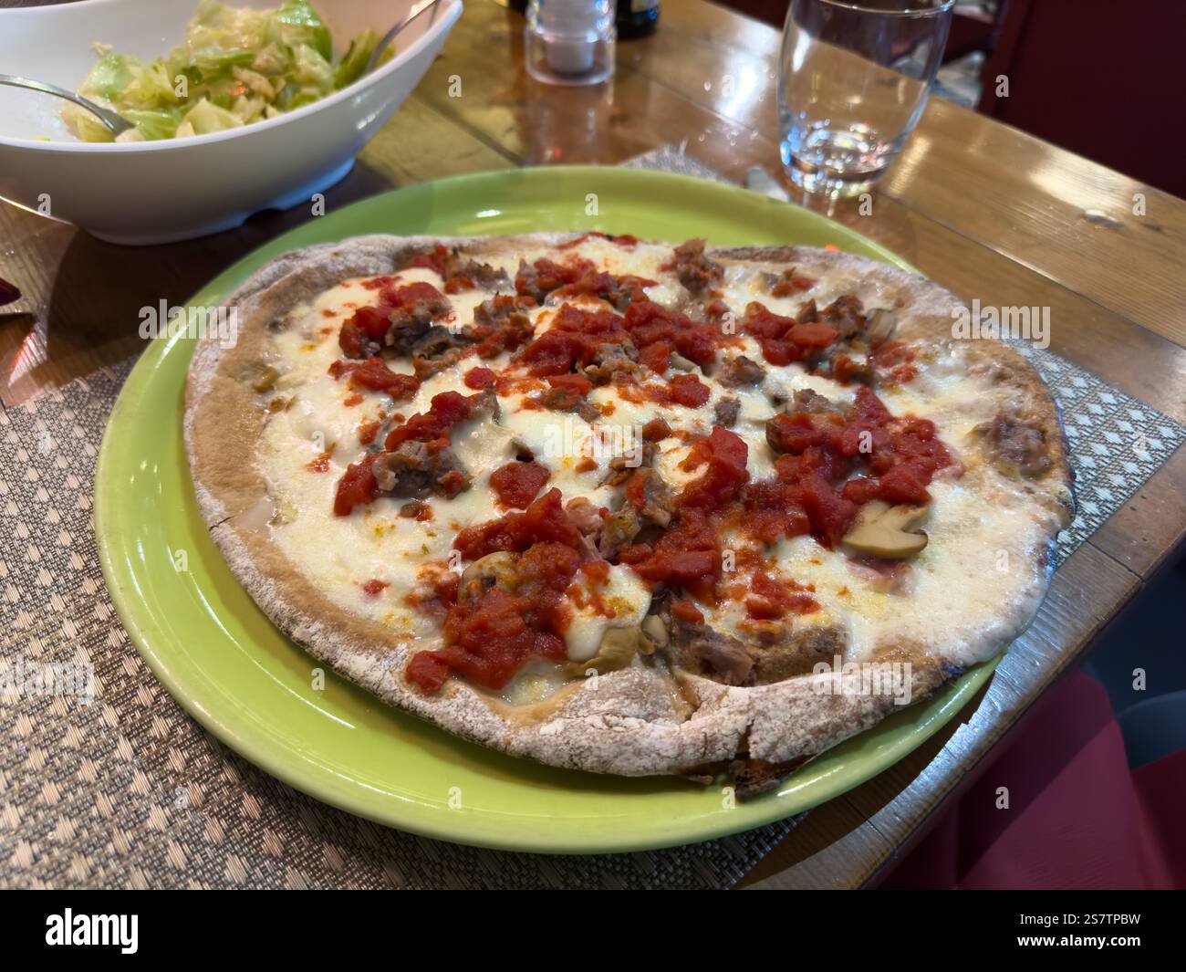 Eine glutenfreie Pizza Capricciosa in der da Franco Food Philosophy Pizzeria in Sorrent, Italien. Stockfoto