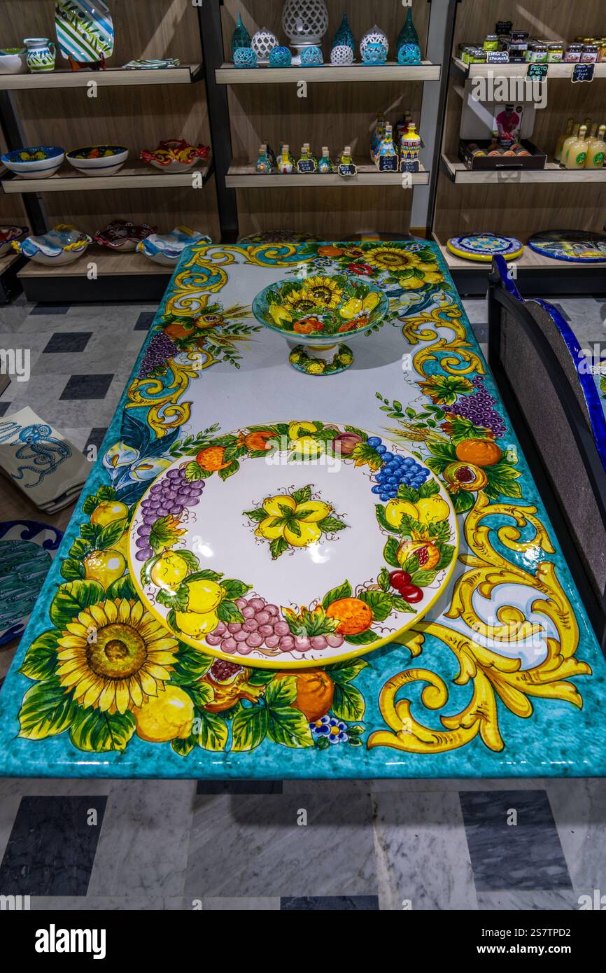 Ein Keramiktisch mit Zitronen- und Blumenmotiven im Campaniadamare-Shop in Sorrent, Italien. Stockfoto