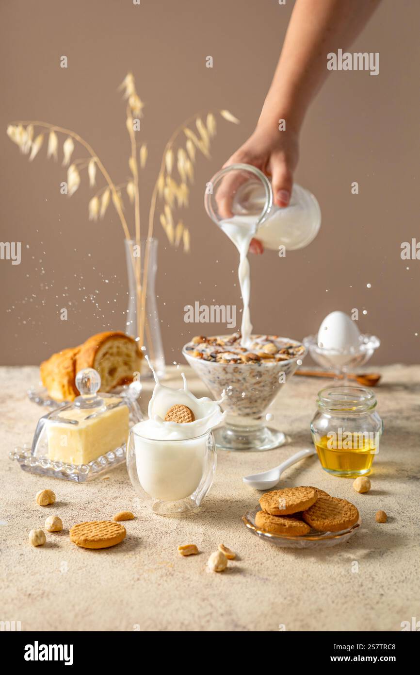 Stillleben gesundes Frühstück mit Milch und Müsli Stockfoto