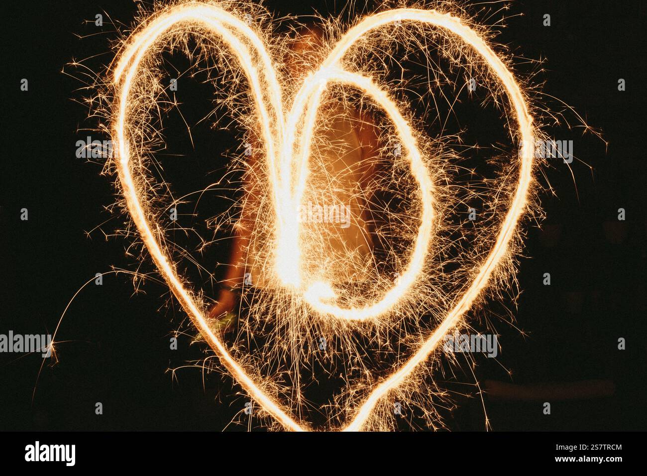 Slow Motion Sparkler erzeugt eine Herzform Stockfoto