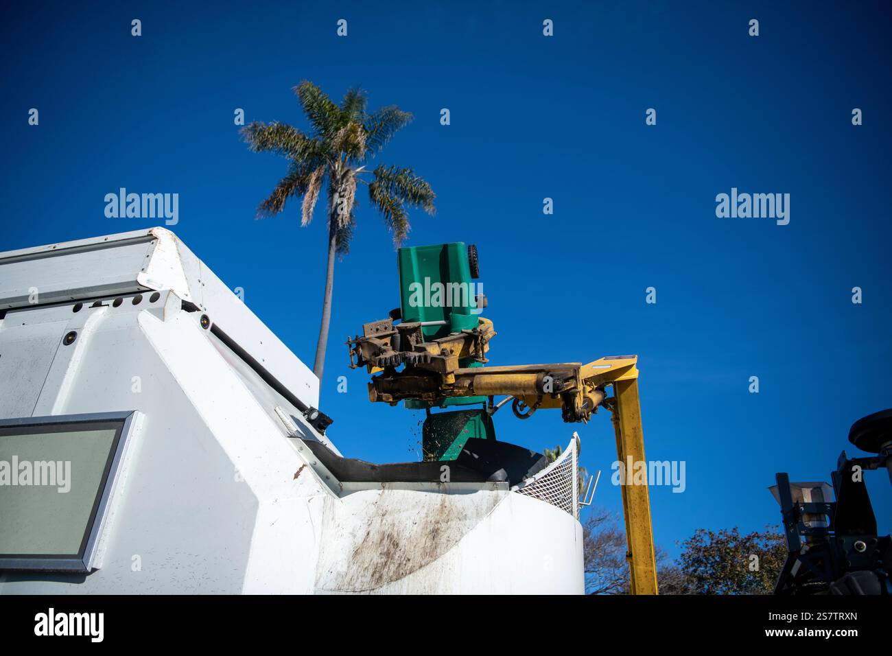 Umweltfreundlich für Wohngebäude, die organische Abfälle in Lkws entsorgen Stockfoto