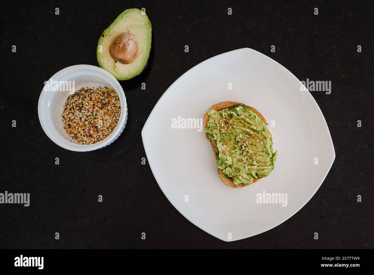Avocado Toast auf schwarzer Arbeitsplatte Stockfoto