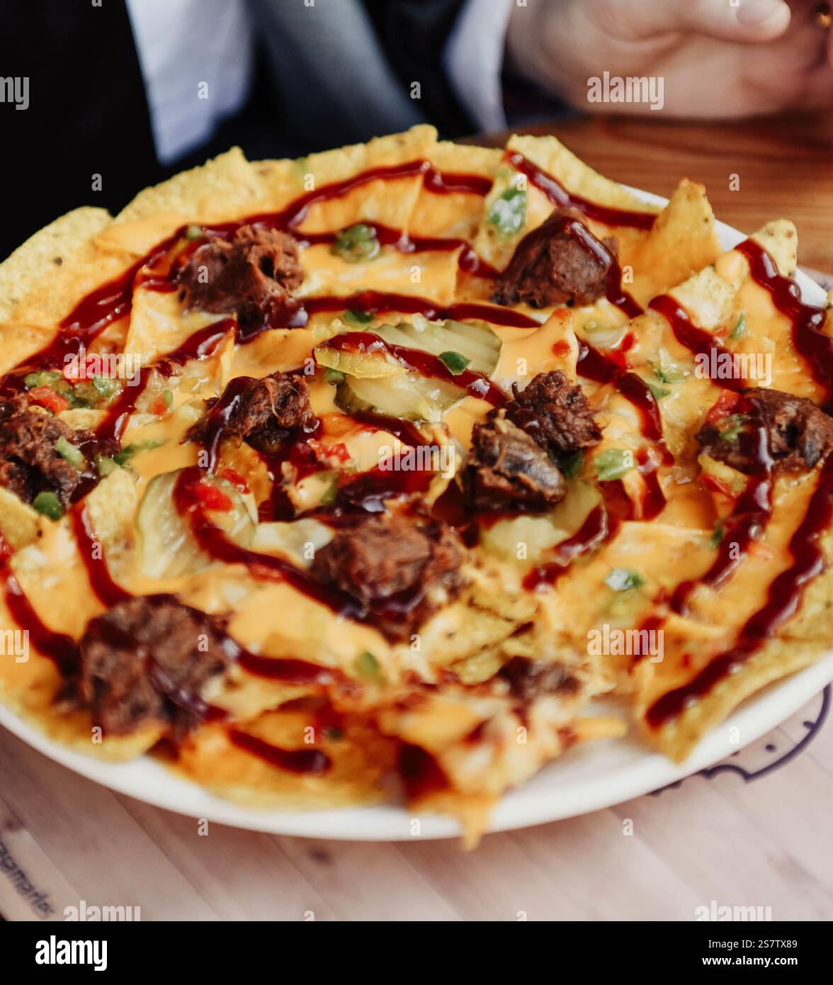 Nachos mit Fleisch und Käse auf dem Tisch in einem Restaurant Stockfoto