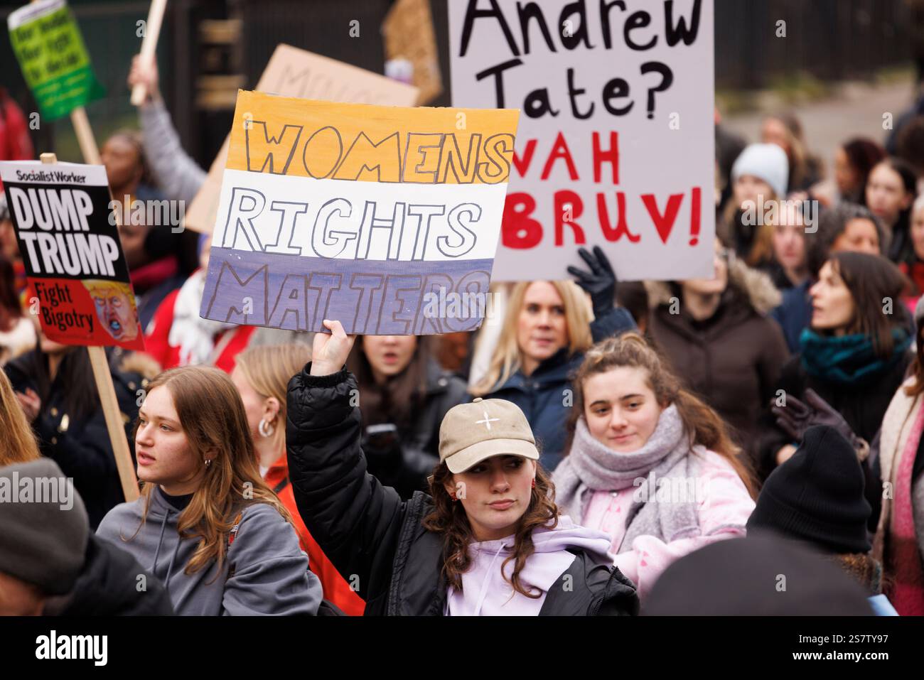 Westminster, London. Frauenmarsch. Einer von 21 Märschen im Vereinigten Königreich, die am 18. Januar 2025 als Reaktion auf die Zunahme der Gewalt gegen Frauen und Mädchen stattfinden. Die Organisatoren sagten: „Da Donald Trump im Januar 2025 als US-Präsident zurückkehren wird und Nigel Farage hier in Großbritannien den Anti-Abtreibung-Mantel übernimmt, ist es an der Zeit, unsere Stimmen Gehör zu verschaffen. Wir sind wütend und du solltest es auch sein." Stockfoto