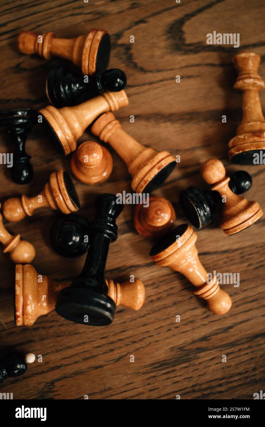 Holzschach auf Holzoberfläche. Hochwertige Fotos Stockfoto