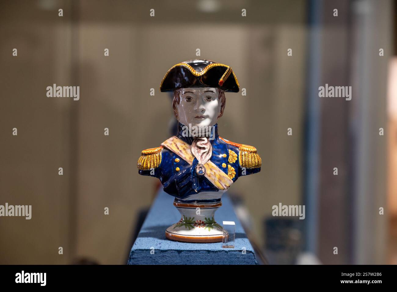 Kleine Keramikbüste von Horatio Nelson im National Museum of the Royal Navy in Portsmouth Historic Dockyard. Januar 2025. Stockfoto