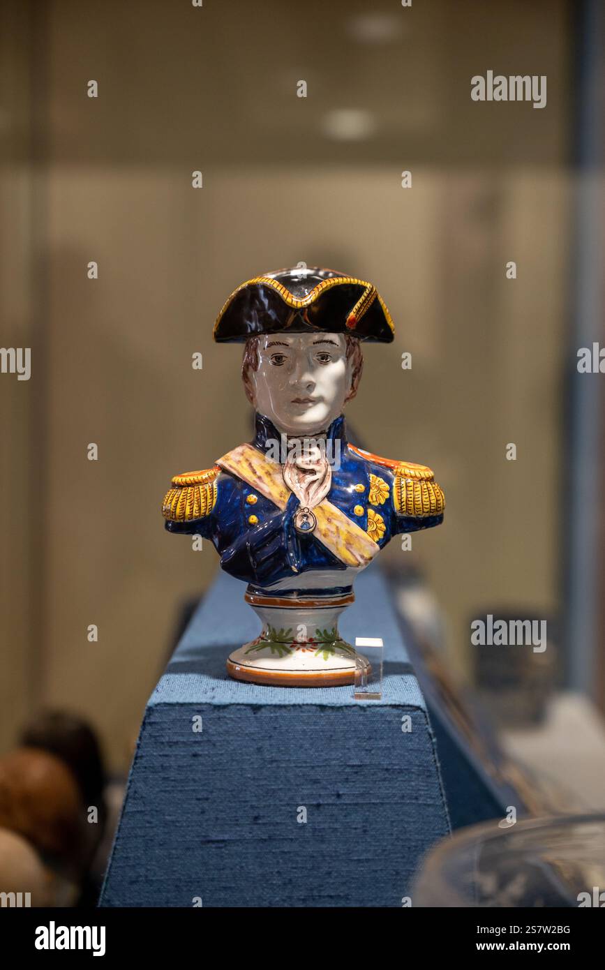 Kleine Keramikbüste von Horatio Nelson im National Museum of the Royal Navy in Portsmouth Historic Dockyard. Januar 2025. Stockfoto