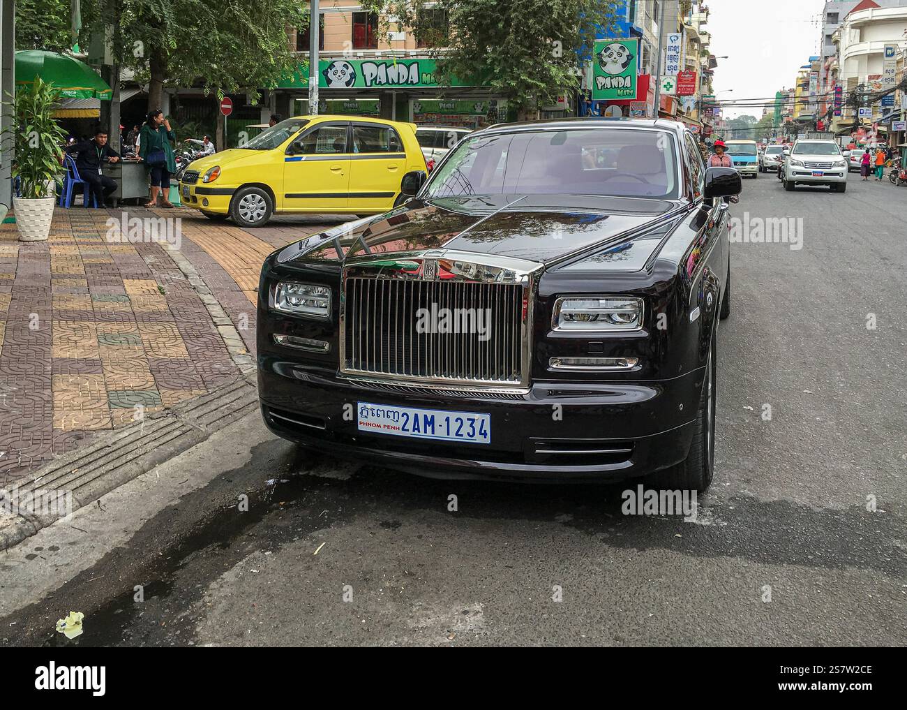 Luxuswagen Rolls Royce in Phom Penh, Kambodschas Hauptstadt - Smartphone-aufgenommenes Stockfoto
