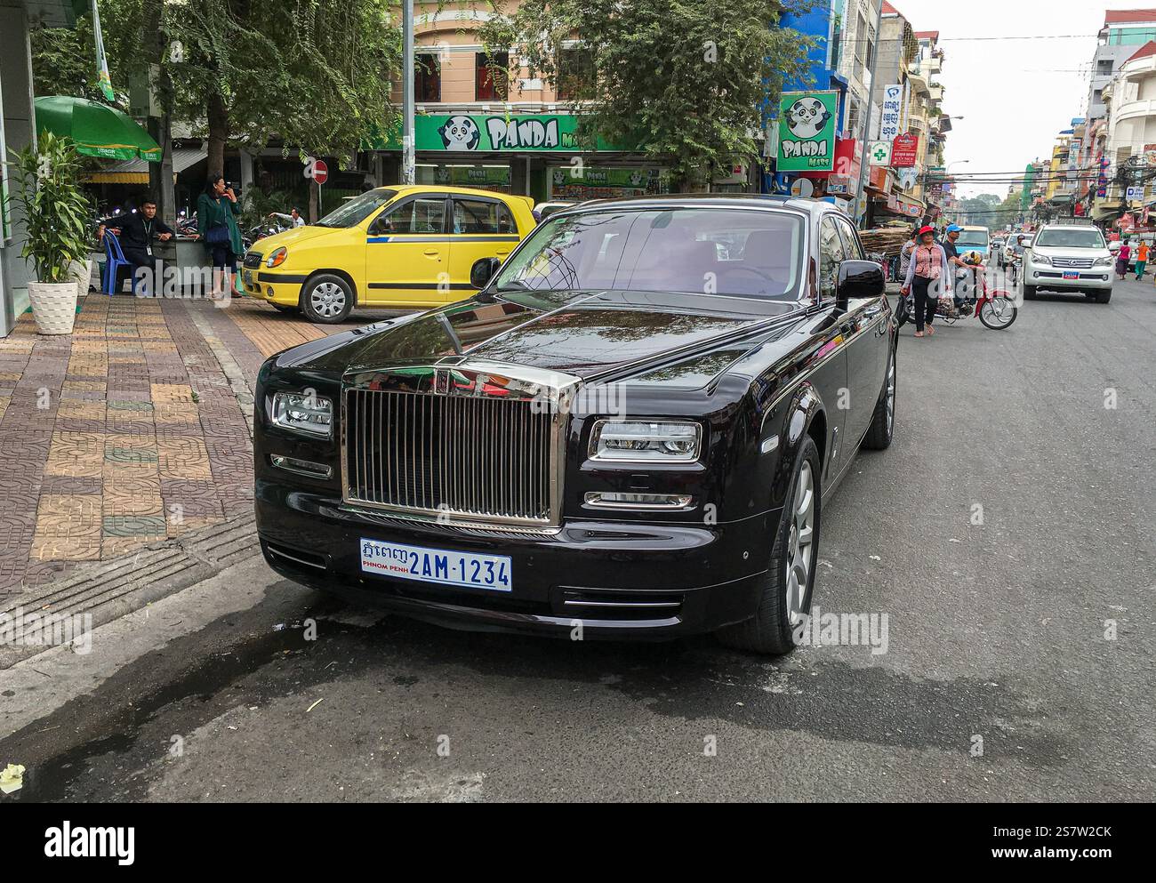 Luxuswagen Rolls Royce in Phom Penh, Kambodschas Hauptstadt - Smartphone-aufgenommenes Stockfoto