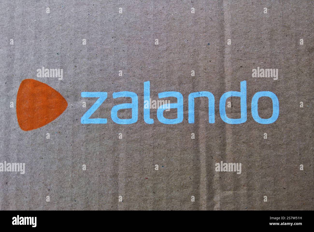 Die Zalando SE mit Sitz in Berlin ist ein börsennotierter deutscher Online-Versandhändler für Schuhe, Kleidung, Kosmetik und Accessoires. Das Unternehmen wurde 2008 von David Schneider und Robert Gentz gegründet und hat mehr als 50 Millionen aktive Kunden in 25 europäischen Märkten. Zalando ist in mehreren Geschäftsfeldern tätig, vom Internet-Shop über Eigenmarken, stationären Outlets in zwölf deutschen Städten. Foto: Zalando-Schriftzug auf einem Paket Stockfoto