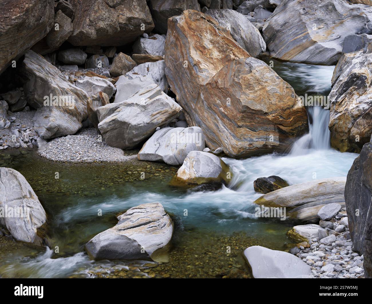 Klares Wasser und Gesteinsformationen im Verzasca River, bei Lavertezzo, Verzasca Valley, Valle Verzasca, Kanton Tessin, Schweiz, Europa Stockfoto